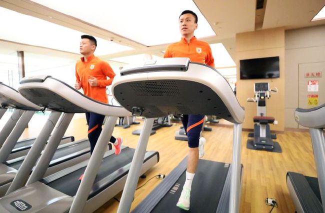 “阿隆索有点不一样，我认为他可以踢四后卫，但他也可以踢五后卫。